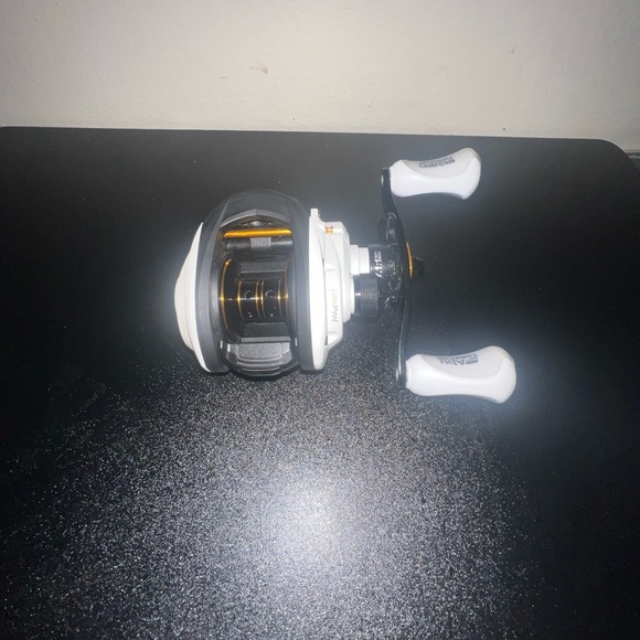 Abu Garcia Max Pro Low Profile Baitcast Fishing Reel - Picture 2 of 2